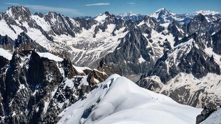 Kletterer auf dem Weg zum Mont Blanc an der französisch-italienischen Grenze.