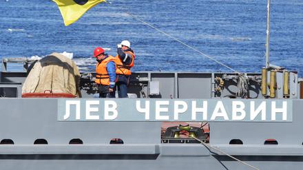 Arbeiter an Bord des Minenräumschiffs Lev Chernavin der Alexandrit-Klasse auf der Sredne-Nevsky-Werft in St. Petersburg, Russland.