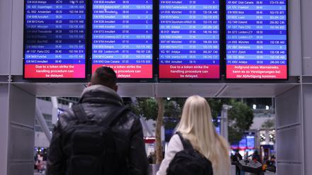 Wartende Fluggäste in Düsseldorf