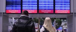 Wartende Fluggäste in Düsseldorf