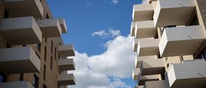 PRODUKTION - 03.04.2023, Hamburg: Wohnhäuser im Wohnquartier «Mitte Altona». Am 05. April soll in Hamburg der LBS-Immobilienmarktatlas Hamburg und Umland 2023 vorgestellt werden. (zu dpa: «Vorstellung LBS-Immobilienmarktatlas Hamburg und Umland 2023») Foto: Christian Charisius/dpa +++ dpa-Bildfunk +++