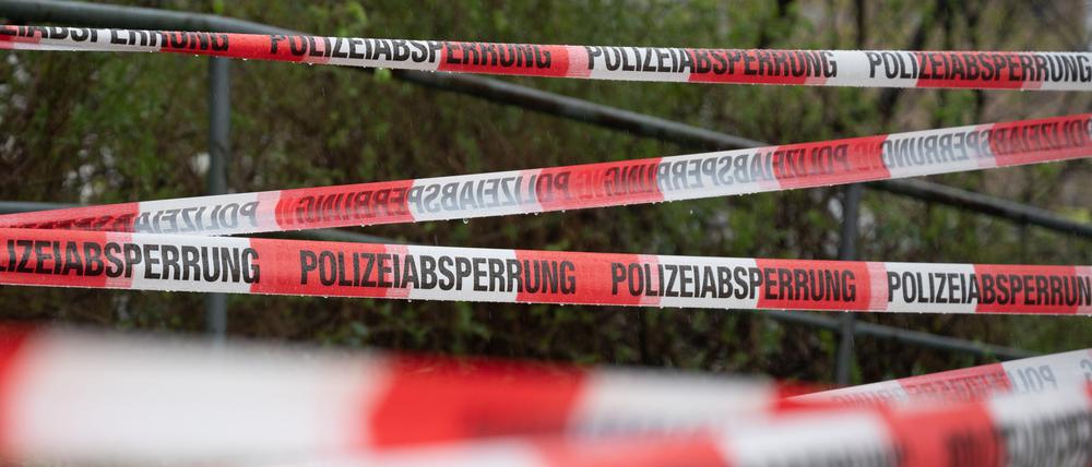 Absperrband der Polizei versperrt einen Durchgang (Symbolbild)..