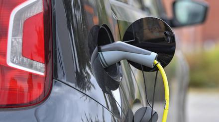 Ein Elektrofahrzeug wird an einer Stromtankstelle aufgeladen.