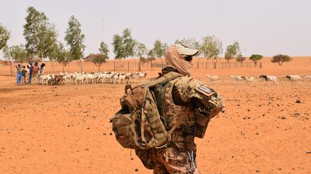 Ein Bundeswehrsoldat sichert die Umgebung in Norden Malis - der vorzeitige deutsche Abzug dürfte nun noch einmal vorverlegt werden.