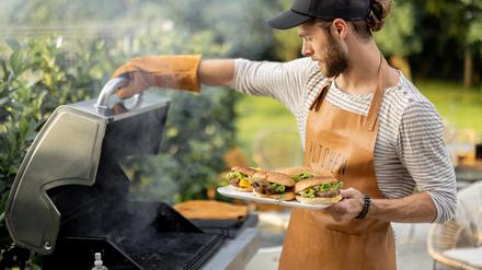 Männersache: Die Gesellschaft verändert sich, die Rollenverteilung am Grill dagegen kaum. 