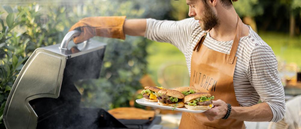 Männersache: Die Gesellschaft verändert sich, die Rollenverteilung am Grill dagegen kaum. 