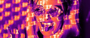 Früher war Filmen und Fotografieren im Club tabu, jetzt bedeutet es massenweise Klicks. Mit „Outfitchecks“ und Hashtags wie #ravetok wandelt sich die Subkultur.