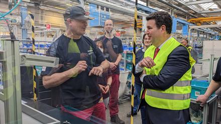 Arbeitsminister Hubertus Heil (SPD) besichtigt am 19.4.23 das Siemens-Mittelspannungswerk in Berlin-Spandau.