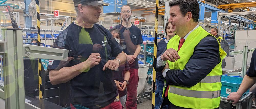 Arbeitsminister Hubertus Heil (SPD) besichtigt am 19.4.23 das Siemens-Mittelspannungswerk in Berlin-Spandau.