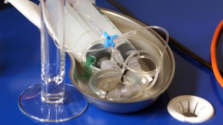 Spritzen, mit denen schwer kranke, sterbewillige Patienten sich selbst eine tödliche Dosis Betäubungsmittel verabreichen können.  Archivbild v. 2008.
