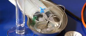 Spritzen, mit denen schwer kranke, sterbewillige Patienten sich selbst eine tödliche Dosis Betäubungsmittel verabreichen können.  Archivbild v. 2008.