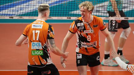 Anton Brehme (r.) und Marek Sotola feiern den Sieg gegen Düren, sehen ihre Leistungen aber dennoch kritisch.