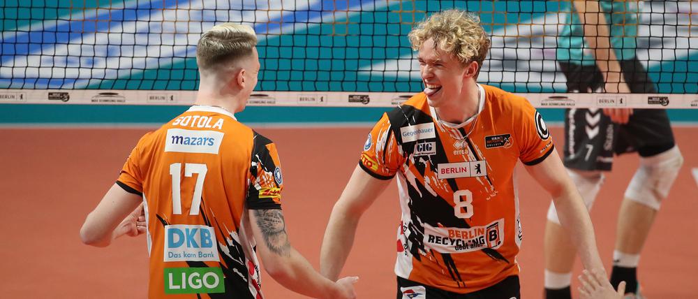 Anton Brehme (r.) und Marek Sotola feiern den Sieg gegen Düren, sehen ihre Leistungen aber dennoch kritisch.