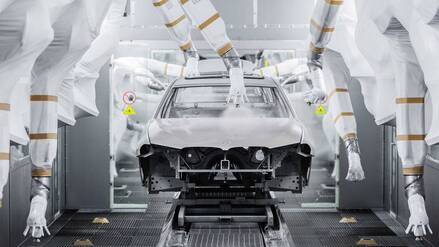 Dieses undatierte Foto zeigt die Lackierung eines Autos durch Roboter in einem BMW-Werk in Shenyang, der Hauptstadt der nordostchinesischen Provinz Liaoning.