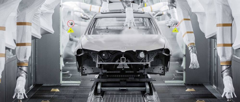 Dieses undatierte Foto zeigt die Lackierung eines Autos durch Roboter in einem BMW-Werk in Shenyang, der Hauptstadt der nordostchinesischen Provinz Liaoning.