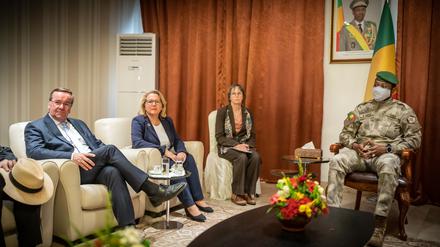 Verteidigungsminister Boris Pistorius und Entwicklungsministerin Svenja Schulze sowie eine Dolmetscherin werden am 14. April von Präsident Assimi Goïta in Bamako empfangen.
