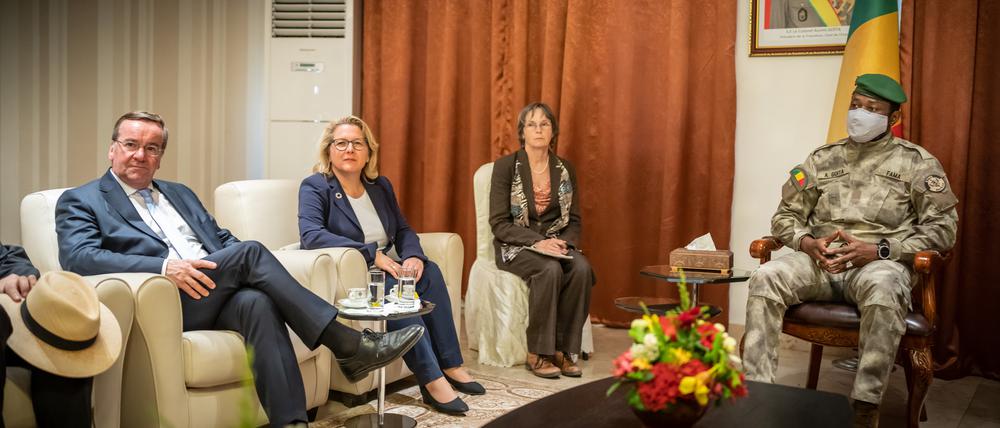 Verteidigungsminister Boris Pistorius und Entwicklungsministerin Svenja Schulze sowie eine Dolmetscherin werden am 14. April von Präsident Assimi Goïta in Bamako empfangen.