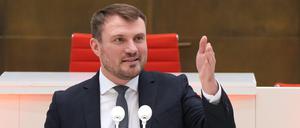 Daniel Keller, Vorsitzender der SPD-Fraktion, spricht während des Frühjahrsempfangs der SPD-Fraktion im Brandenburger Landtag.