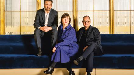 James Gaffigan (links), der neue Generalmusikdirektor der Komischen Oper, sowie Susanne Moser und Philip Bröking, das Intendanz-Duo.
