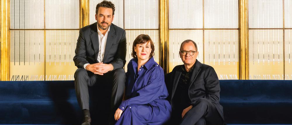 James Gaffigan (links), der neue Generalmusikdirektor der Komischen Oper, sowie Susanne Moser und Philip Bröking, das Intendanz-Duo.