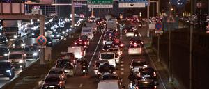 Die Stadtautobahn Périphérique um Paris ist immer dicht befahren.