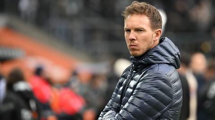 Julian Nagelsmann steht (noch als Bayern-Trainer) vor dem Spiel an der Seitenlinie. 