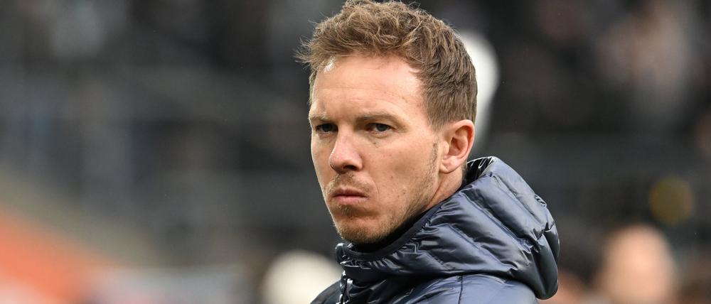 Julian Nagelsmann steht (noch als Bayern-Trainer) vor dem Spiel an der Seitenlinie. 