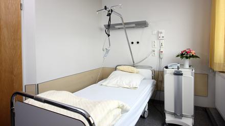 Leeres Krankenbett in einer Klinik.