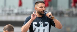 ARCHIV - 04.07.2020, Berlin: Attila Hildmann, Kochbuchautor und Anti-Corona-Aktivist, spricht nach einem Autokorso bei einer Kundgebung gegen Corona-Einschränkungen auf dem Washingtonplatz. (zu dpa «Hacker kapern Online-Kanäle von Verschwörungsprediger Hildmann ») Foto: Christophe Gateau/dpa +++ dpa-Bildfunk +++