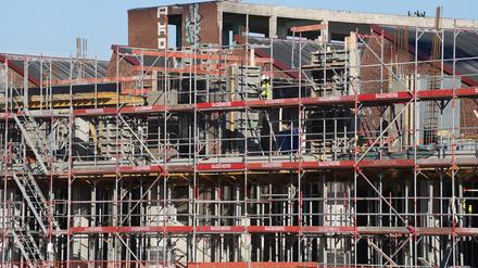 Bauarbeiter arbeiten auf der Baustelle des neuen Stadtquartiers Kolbenhöfe in Hamburg-Ottensen.