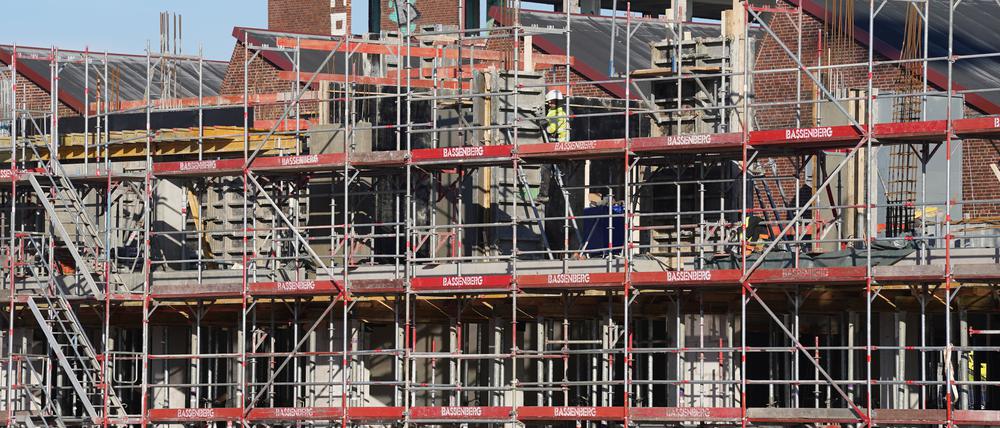 Bauarbeiter arbeiten auf der Baustelle des neuen Stadtquartiers Kolbenhöfe in Hamburg-Ottensen.