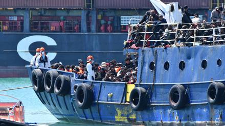 Die italienische Küstenwache hat rund 600 Geflüchtete von einem Fischerboot gerettet. Seit Jahresbeginn hat das Land bereits über 31.000 Flüchtlinge aufgenommen.