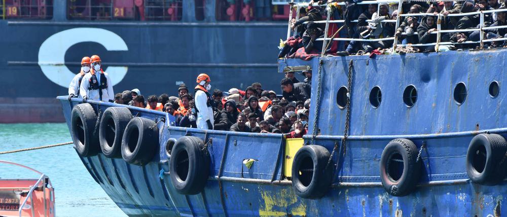 Die italienische Küstenwache hat rund 600 Geflüchtete von einem Fischerboot gerettet. Seit Jahresbeginn hat das Land bereits über 31.000 Flüchtlinge aufgenommen.