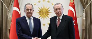 Der türkische Präsident Erdogan schüttelt dem russischen Außenminister Lavrov die Hand.