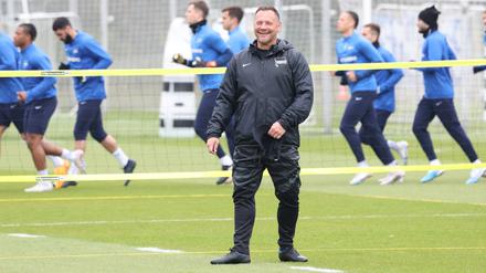 Es wird wieder gelacht. Trainer Dardai versucht seinem Team Zuversicht zu vermitteln.