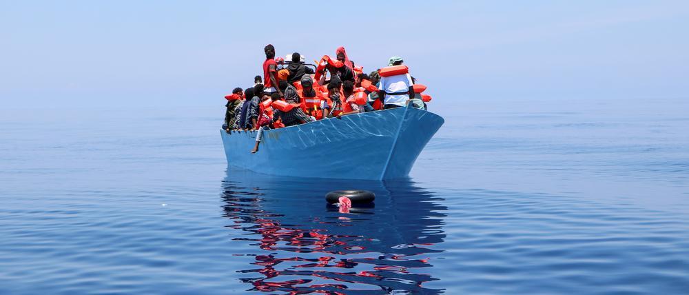 Mitglieder der Organisation „Ärzte ohne Grenzen“ retten Migranten im Mittelmeer. Das Foto stammt von 2021.