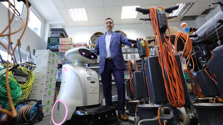 Gebäudereinigermeister Oliver Majowski in seinem Betriebslager mit Reinigungsroboter.