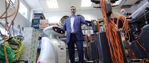 Gebäudereinigermeister Oliver Majowski in seinem Betriebslager mit Reinigungsroboter.