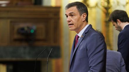 Pedro Sanchez, Ministerpräsident von Spanien, spricht während einer Plenarsitzung im Parlament in Madrid.