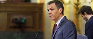 Pedro Sanchez, Ministerpräsident von Spanien, spricht während einer Plenarsitzung im Parlament in Madrid.
