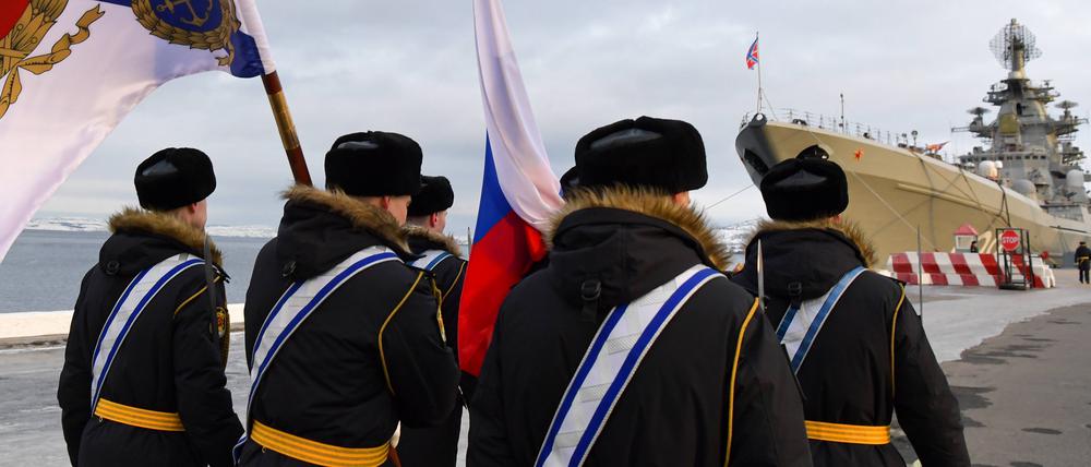 Soldaten der 43. Raketenschiffdivision der russischen Marine bei einer Zeremonie zur Verleihung des Uschakow-Ordens.