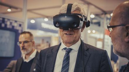 Wirtschaftssenator Stephan Schwarz besucht zusammen mit der Delegation von Berlin Partner im Beisein von Geschäftsführer Stefan Franzke die Hannover Messe und abstellende Betriebe und Firmen aus und um Berlin © Wolf Lux/Berlin Partner © Wolf Lux @wolf_lux_photography