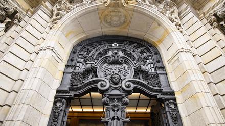 Haupteingang vom Gebäude, das das Amtsgericht Tiergarten, die Staatsantwaltschaft Berlin und das Landgericht beherbergt.