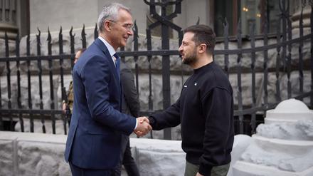 NATO-Generalsekretär Jens Stoltenberg und der ukrainische Präsident Wolodymyr Zelenskij bei ihrem Treffen in Kiew.