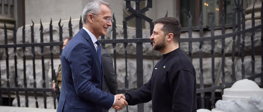 NATO-Generalsekretär Jens Stoltenberg und der ukrainische Präsident Wolodymyr Zelenskij bei ihrem Treffen in Kiew.
