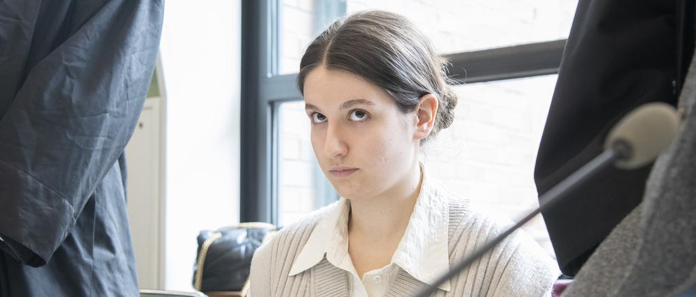 Zum Prozessauftakt sitzt die 18 Jahre alte Dilan in einem Gerichtssaal.