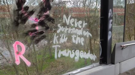 Queerfeindliche Schmierereien am Bahnhof Golm mit dem unmissverständlichen Aufruf, Transgender zu töten. 