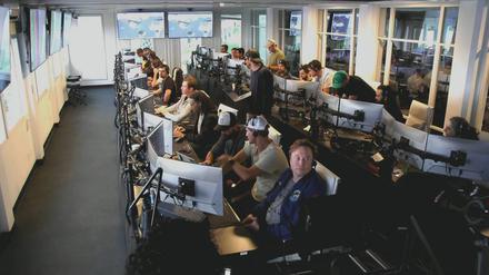 Elon Musk und sein Team an den Bildschirmen.