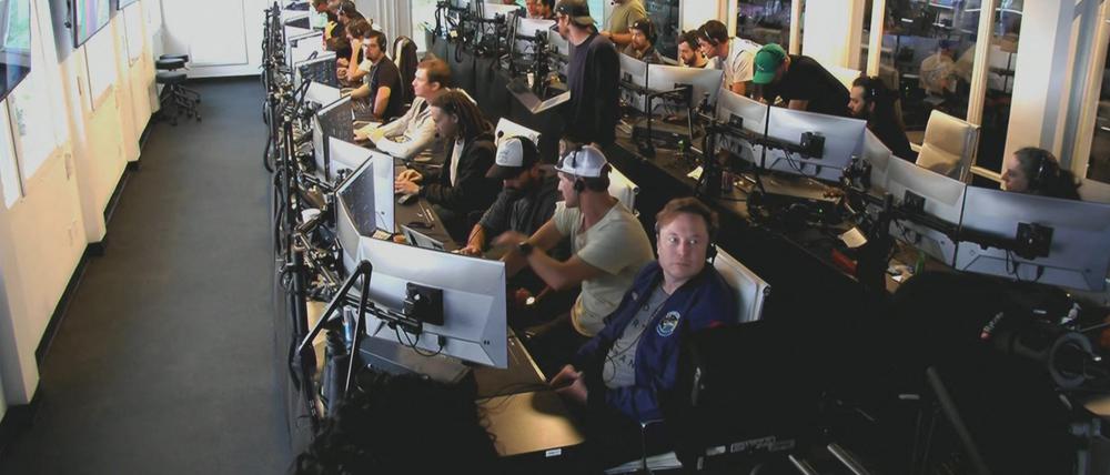 Elon Musk und sein Team an den Bildschirmen.