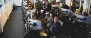 Elon Musk und sein Team an den Bildschirmen.